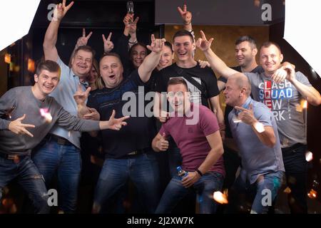 Un gruppo di persone felici gioisce e ridono. Foto Stock