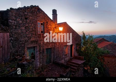 Il villaggio di Monasanto è situato in posizione superbamente situata in rocce di granito su una cresta, Beira, Portogallo. Foto Stock