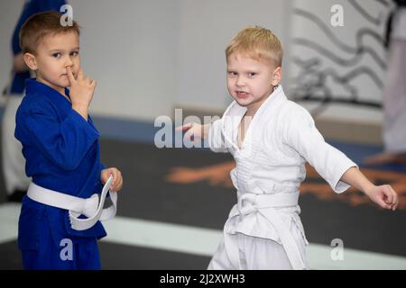 Scuola JUDO per bambini. Divertenti piccoli judoists. Foto Stock