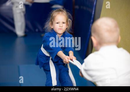 Scuola di judo per la bambina di children.Little all'addestramento di judo. Foto Stock