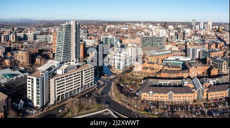 LEEDS, REGNO UNITO - 17 GENNAIO 2022. Una vista aerea dello skyline del centro di Leeds con Bridgewater Place e gli edifici della sede principale dell'ASDA Foto Stock