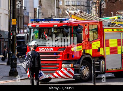 Dundee, Tayside, Scozia, Regno Unito. 4th Apr 2022. UK Meteo: Le temperature nel Nord-Est della Scozia hanno raggiunto i 15°C a causa di una forte brezza marina e del caldo sole primaverile. I residenti locali sono allarmati quando i motori antincendio Scottish Fire and Rescue Service rispondono a una chiamata di emergenza 999 nel centro di Dundee a causa di un falso allarme al centro di vaccinazione Covid-19. Credit: Dundee Photographics/Alamy Live News Foto Stock