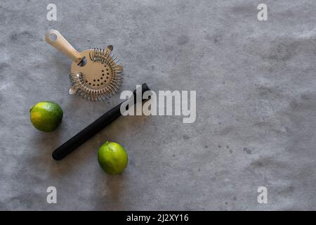 Strumenti per barman per preparare bevande. Vista dall'alto. Foto Stock