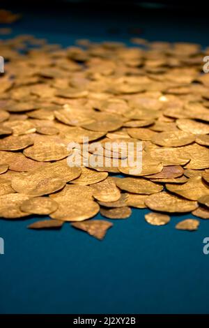 Monete romane d'oro. Un'ostricata di antica valuta inglese medievale. Messa a fuoco superficiale e selettiva. Foto Stock