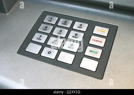 Ingresso tastiera ATM. La tastiera numerica cromata spazzolata, come si trova comunemente sulle macchine ATM cash point. Foto Stock