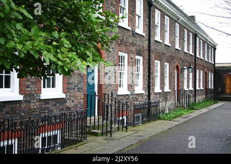 Case terrazzate tradizionali, Londra. Una fila di vecchie case cittadine georgiane a schiera nel centro di Londra. Foto Stock