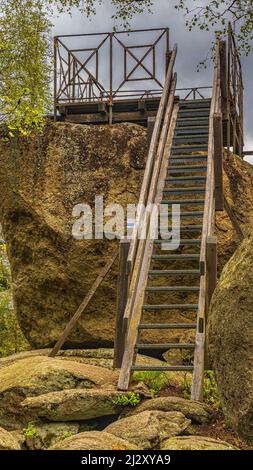 Rocce con scale per una piattaforma panoramica nel labirinto roccioso di Luisenburg vicino a Wunsiedel, Fichtelgebirge, alta Franconia, Baviera, Germania Foto Stock