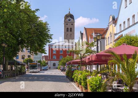 Erding, lunga linea con la torre della città Foto Stock