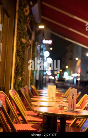 Terrazza vuota del caffè a Parigi (Francia) Foto Stock