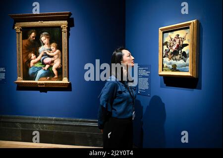 Londra, Regno Unito ( embargoed fino al 00,01 il 6th aprile 2022.) La mostra Credit Suisse : Raffaello. Gallerie al primo piano, la Galleria Nazionale, Trafalgar Square. Un dipendente della galleria guarda la mostra. Foto Stock