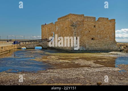 Castello di Paphos ai margini del porto di Paphos a Cipro. Foto Stock