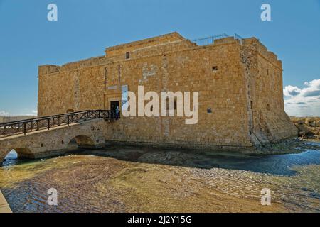 Castello di Paphos ai margini del porto di Paphos a Cipro. Foto Stock