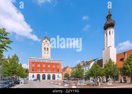 Erding, Schrannenplatz con la torre della città e Frauenkircherl Foto Stock