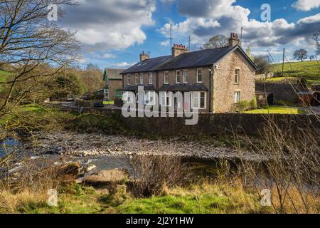 01.04.2022 Kirkby stephen, Cumbria, Regno Unito. Cottage sul fiume Eden vicino a Kirkby Stephen in Cumbria Foto Stock