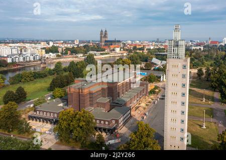 Torre di Albin Müller, a sinistra del municipio, all'orizzonte la Cattedrale di Magdeburg, Magdeburg, Sassonia-Anhalt, Germania Foto Stock