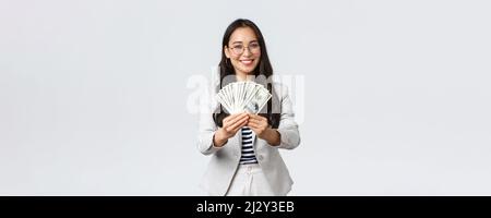 Business, finanza e occupazione, imprenditori e concetto di denaro. Donna d'affari che vi dà contanti, suggerisca il buon lavoro con reddito grande stabile, sorridente Foto Stock