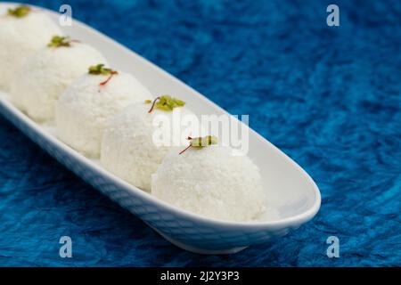 Bengalese Mithai Kacha Gola chiamato anche Pranohora Sondesh Mishti Kaacha Golla Pranhara Sandesh è fatto di Paneer formaggio Cottage e Chhena Foto Stock