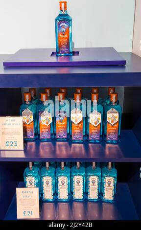 Bottiglie di Bombay Sapphire gin in vendita in mostra a Gin Shop presso la distilleria Bombay Sapphire Gin, Laverstoke Mill, Laverstoke, Hampshire, Regno Unito nel mese di marzo Foto Stock