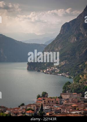 Borgo di Marone sul lago d'Iseo con montagne dall'alto, Italia Foto Stock