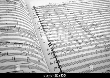 Musica manoscritto. Full frame, focus selettivo su una partitura del manoscritto orchestrale aperta. Foto Stock