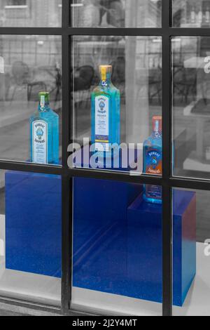 Bottiglie di Bombay Sapphire gin in mostra presso la distilleria Bombay Sapphire Gin a Laverstoke Mill, Laverstoke, Hampshire, Regno Unito nel mese di marzo Foto Stock