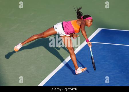 Il tennista americano Cori Gauff è in servizio al Dubai Tennis Championships 2022, Dubai, Emirati Arabi Uniti. Foto Stock