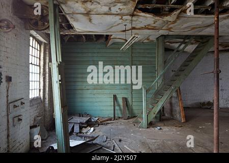 Interno derelitto con scala e vecchia finestra industriale. 55 Great Suffolk Street, Londra, Regno Unito. Architetto: Hawkins Brown Architects LLP, 2 Foto Stock