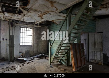 Interno derelitto con scala e vecchia finestra industriale. 55 Great Suffolk Street, Londra, Regno Unito. Architetto: Hawkins Brown Architects LLP, 2 Foto Stock