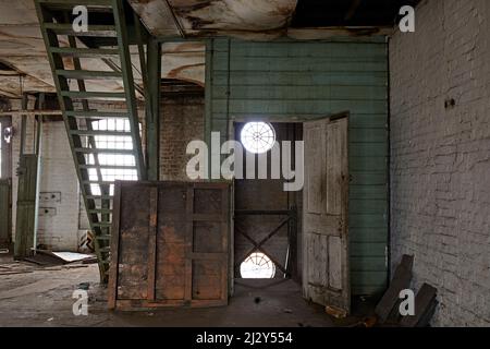 Porta d'ingresso e spazio ufficio derelitto. 55 Great Suffolk Street, Londra, Regno Unito. Architetto: Hawkins Brown Architects LLP, 2019. Foto Stock