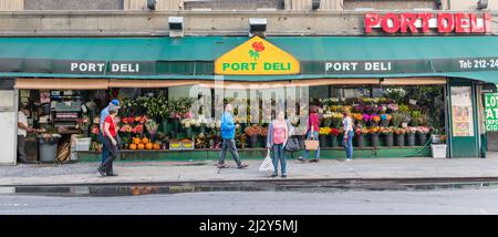 NEW YORK CITY, NY/USA - 16th OTTOBRE 2014: Persone che camminano di fronte a un negozio di fiori di strada nella zona di Times Square, 16th ottobre 2014, New York City, N Foto Stock