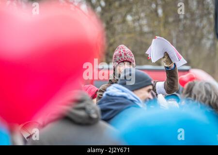 Regensburg, Baviera, Germania, 26 gennaio 2022: I manifestanti di Antifa hanno lasciato gli antifascisti ad una manifestazione anti-Corona a Regensburg con banner shi Foto Stock