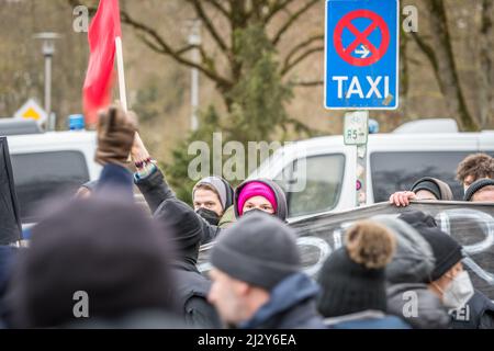 Regensburg, Baviera, Germania, 26 gennaio 2022: I manifestanti di Antifa hanno lasciato gli antifascisti ad una manifestazione anti-Corona a Regensburg con banner shi Foto Stock