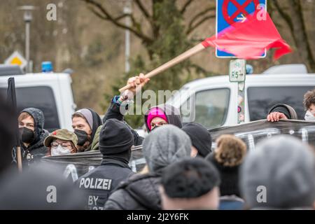 Regensburg, Baviera, Germania, 26 gennaio 2022: I manifestanti di Antifa hanno lasciato gli antifascisti ad una manifestazione anti-Corona a Regensburg con banner shi Foto Stock