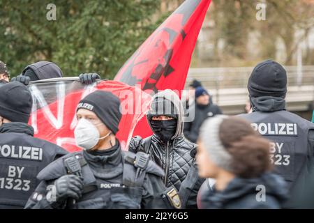 Regensburg, Baviera, Germania, 26 gennaio 2022: I manifestanti di Antifa hanno lasciato gli antifascisti ad una manifestazione anti-Corona a Regensburg con banner shi Foto Stock