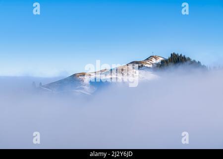 Fantastica vista dal Hörnle medio al Hörnle Hinteres circondato da dense nuvole, Monti Ammer, Alpi Ammergau, alta Baviera, Baviera, Germania Foto Stock