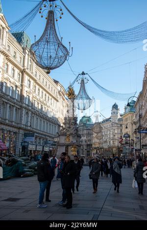 Folle godendo le decorazioni di Natale a Graben, Vienna, Austria, 11 dicembre 2019. Foto Stock