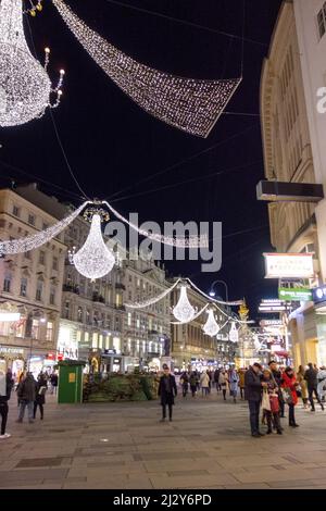 Folle godendo le decorazioni di Natale a Graben, Vienna, Austria, 10 dicembre 2019. Foto Stock