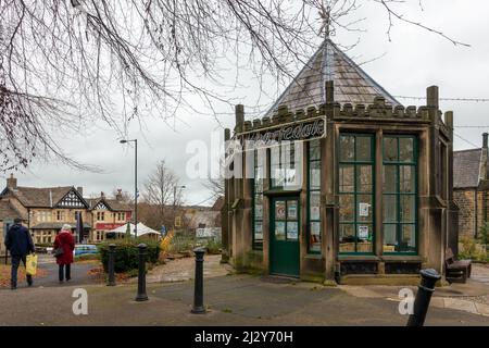 Centro del villaggio di Burley-in-Wharfedale con la Round House in primo piano e il pub Red Lion in background. West Yorkshire, Regno Unito Foto Stock