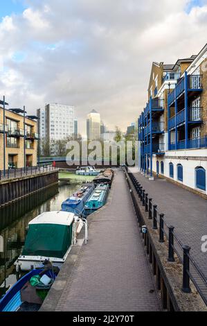 Limehouse, Londra, Regno Unito: Barche ormeggiate su un canale vicino a Limehouse Basin, un porto turistico nella zona dei docklands di Londra orientale. Foto Stock