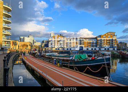 Limehouse, Londra, Regno Unito: Vista serale del Limehouse Basin, un porto turistico nella zona dei docklands di Londra est. Foto Stock