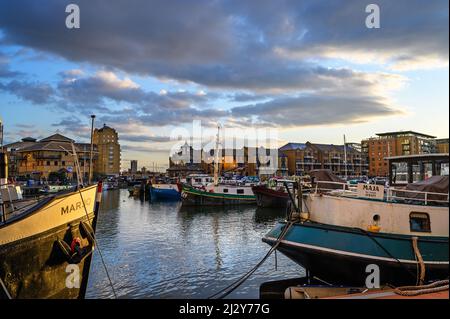 Limehouse, Londra, Regno Unito: Vista serale del Limehouse Basin, un porto turistico nella zona dei docklands di Londra est. Foto Stock