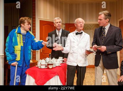 l-r: Tom Golding (Edward Bristow), Jeffrey Holland (Manager), Ray Cooney (cameriere), Michael Praed (Richard Willey) in DUE IN UNO di Ray Cooney alla fabbrica di cioccolato Menier, Londra SE1 19/03/2014 design: Julie Godfrey illuminazione: Paul Anderson regista: Ray Cooney Foto Stock