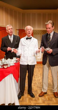 l-r: Jeffrey Holland (Manager), Ray Cooney (cameriere), Michael Praed (Richard Willey) in TWO INTO ONE di Ray Cooney alla fabbrica di cioccolato Menier, Londra SE1 19/03/2014 design: Julie Godfrey illuminazione: Paul Anderson regista: Ray Cooney Foto Stock