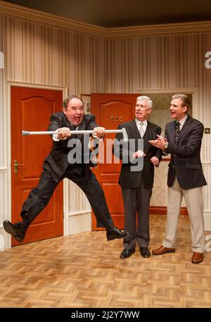 l-r: Nick Wilton (George Pigden), Jeffrey Holland (Manager), Michael Praed (Richard Willey) in TWO INTO ONE di Ray Cooney alla fabbrica di cioccolato Menier, Londra SE1 19/03/2014 design: Julie Godfrey Lighting: Paul Anderson director: Ray Cooney Foto Stock