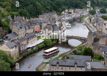 Dinan città vecchia, la Rance fiume, Dinan, Francia Foto Stock