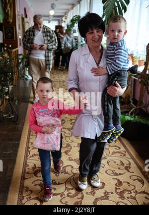 Regione di Ivano-Farankivsk, Ucraina - 1 aprile 2022 - trentanove bambini evacuati da Chernihiv e Kharkiv vivono in un orfanotrofio nella regione di Ivano-Frankivsk, Ucraina occidentale. Foto di Yurii Rylchuk/Ukrinform/ABACAPRESS.COM Foto Stock