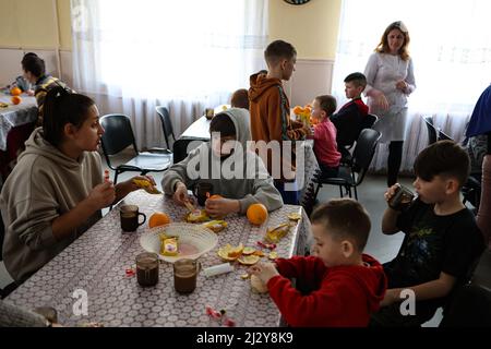 Regione di Ivano-Farankivsk, Ucraina - 1 aprile 2022 - i bambini sono visti in una mensa di un orfanotrofio che ha accolto 39 bambini evacuati da Chernihiv e Kharkiv, Regione di Ivano-Frankivsk, Ucraina occidentale. Foto di Yurii Rylchuk/Ukrinform/ABACAPRESS.COM Foto Stock