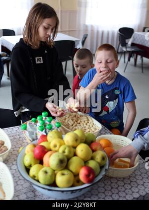 Regione di Ivano-Farankivsk, Ucraina - 1 aprile 2022 - i bambini sono visti in una mensa di un orfanotrofio che ha accolto 39 bambini evacuati da Chernihiv e Kharkiv, Regione di Ivano-Frankivsk, Ucraina occidentale. Foto di Yurii Rylchuk/Ukrinform/ABACAPRESS.COM Foto Stock