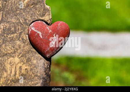 Un cuore rosso è un potente simbolo di amore e di affetto Foto Stock