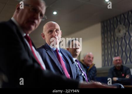 Dunfermline Scozia, Regno Unito, aprile 04 2022. John Healey MP, Segretario di Stato Shadow del lavoro per la Difesa, si unisce ad Anas Sarwar in una visita al Royal British Legion Dunfermline Club dove incontrano i membri e discutono dell’impatto che il costo della vita ha avuto sui veterani e sulle loro famiglie. Credit sst/alamy live news Foto Stock